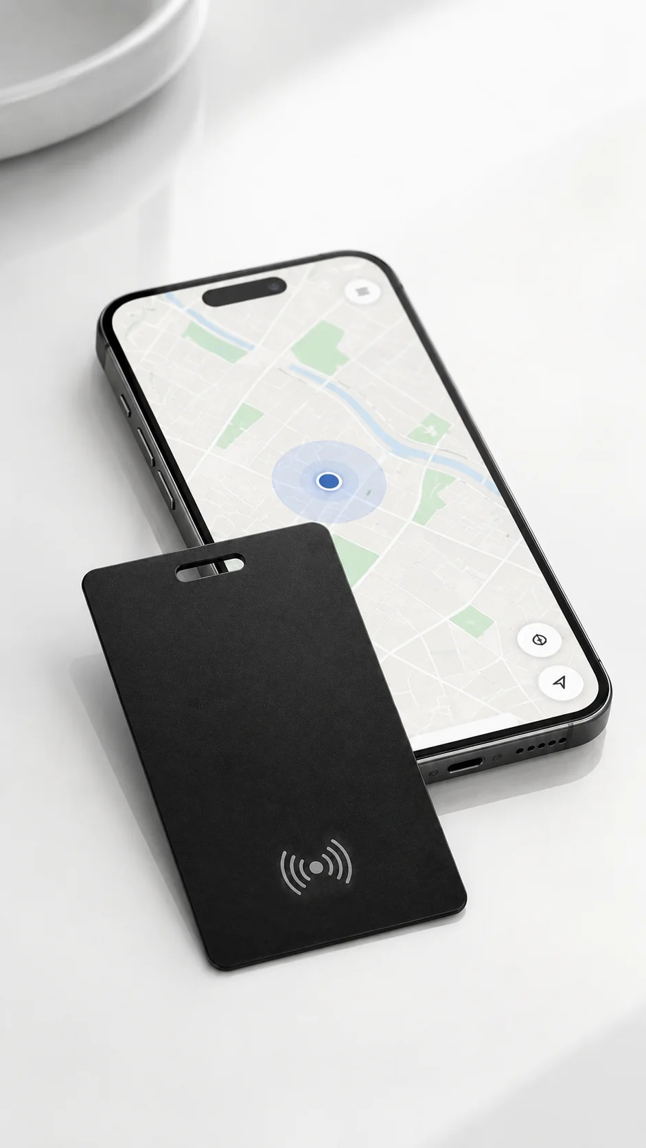 Tarjeta LOKEBU junto a un celular con mapa